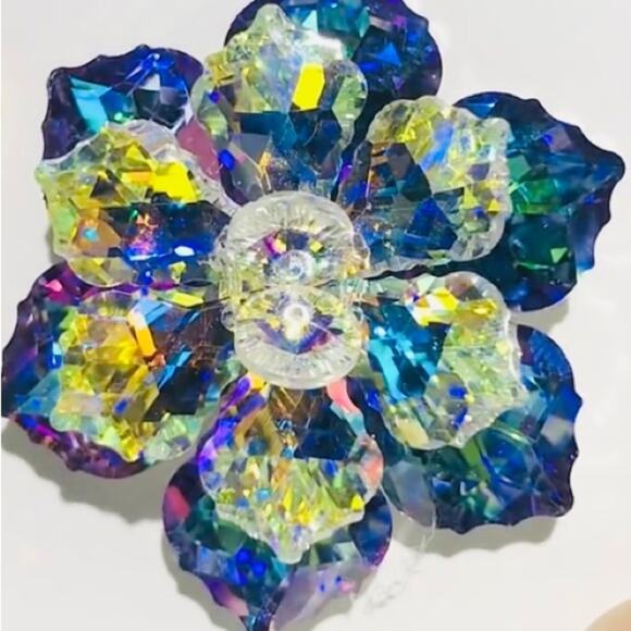 Brooch Shining Glass Flower Brooches For Women Size 4.5cmx4.1cm - Picture 5 of 8